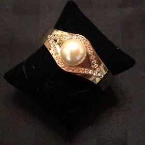 Beautiful Pearl/Rhinestone Bracelet